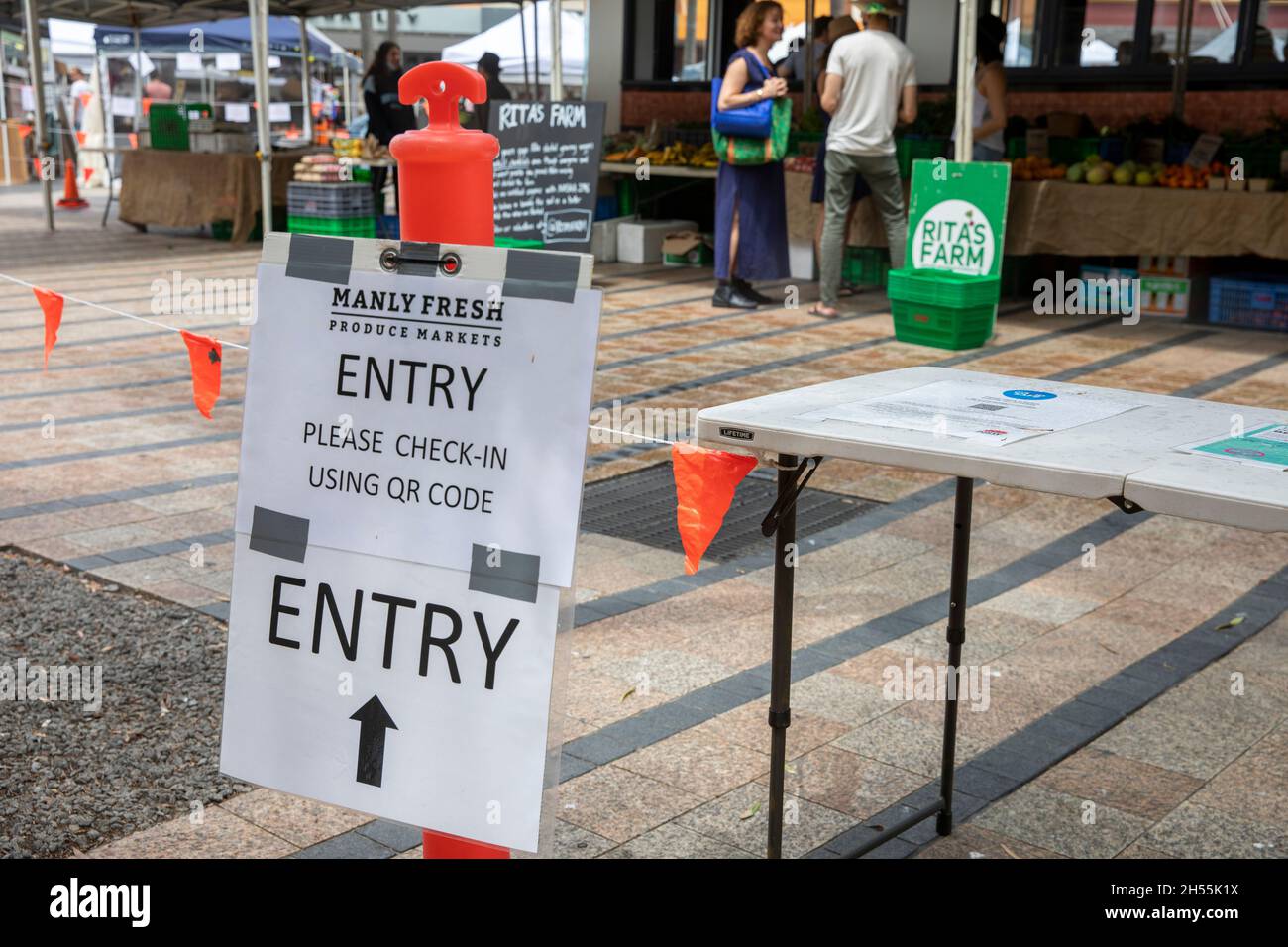 Sydney, Manly Beach Farmers produce mercato richiede ai visitatori di effettuare il check-in utilizzando il Service NSW QR code, Sydney, Australia Foto Stock