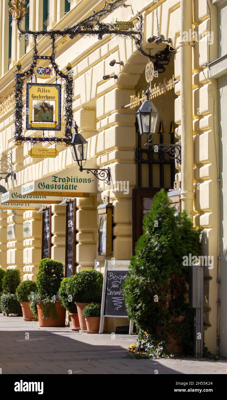 A Monaco di Baviera, germania - 25 settembre 2016. Cartello Altes Hackerhaus. Un vecchio ristorante a Monaco. Sendlinger Str Foto Stock
