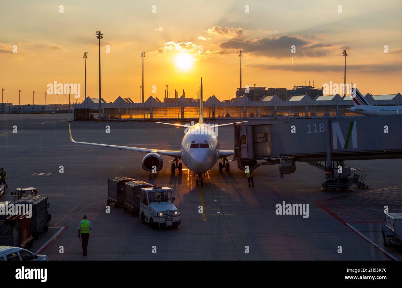 A monaco di baviera, germania - 26 settembre 2016. Aeroporto Internazionale di Monaco-Franz Josef Strauss. Immagine dell'aeroporto al tramonto. Si vede un aereo in preparazione Foto Stock