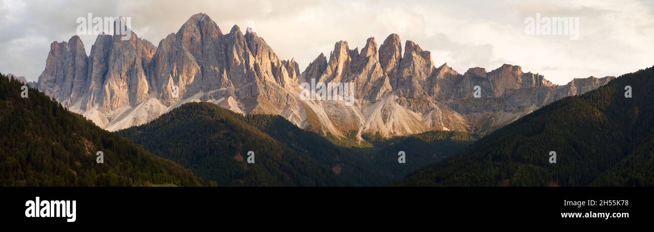 Serata con vista panoramica su Geislergruppe o sul Gruppo dele Odle, sulle Alpi Dolomiti italiane Foto Stock