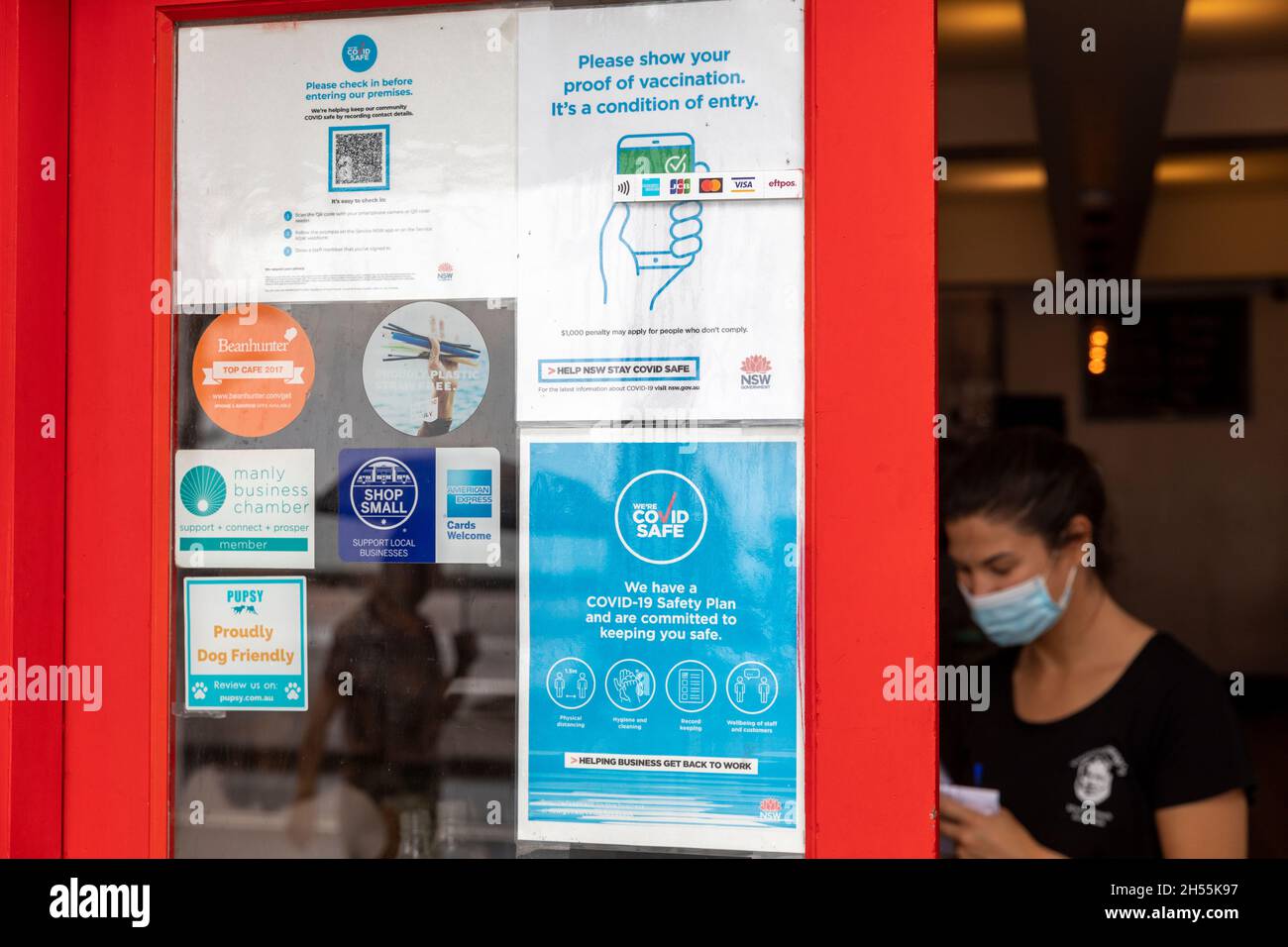Australia, covid 19 requisiti per l'ingresso al cafe' di vaccinazione dello spettacolo e check in con codice QR, cameriera che indossa la maschera facciale, Manly Beach Sydney Foto Stock