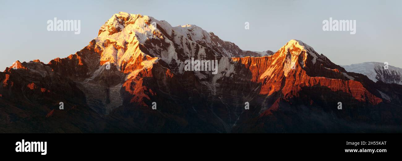 Sera, vista al tramonto del monte Annapurna, Nepal Himalaya montagne Foto Stock