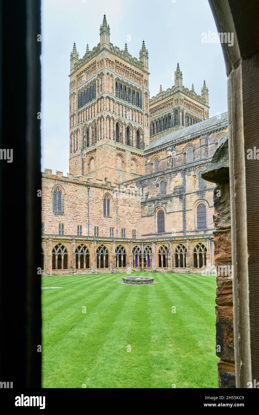 Le torri gemelle all'estremità ovest della cattedrale di Durham, Inghilterra, come visto da oltre i chiostri. Foto Stock