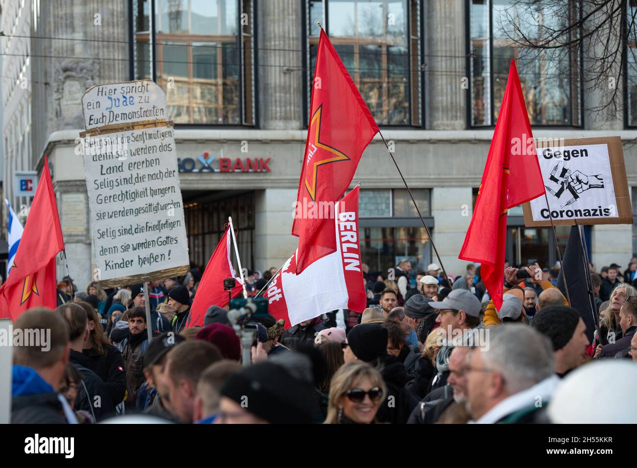 Dimostrazioni di Querdenken a Lipsia, in Germania. Tenuto da "Movement Leipzig" ha attirato circa 16,000 manifestanti sulle strade di questa città della Germania orientale. Foto Stock