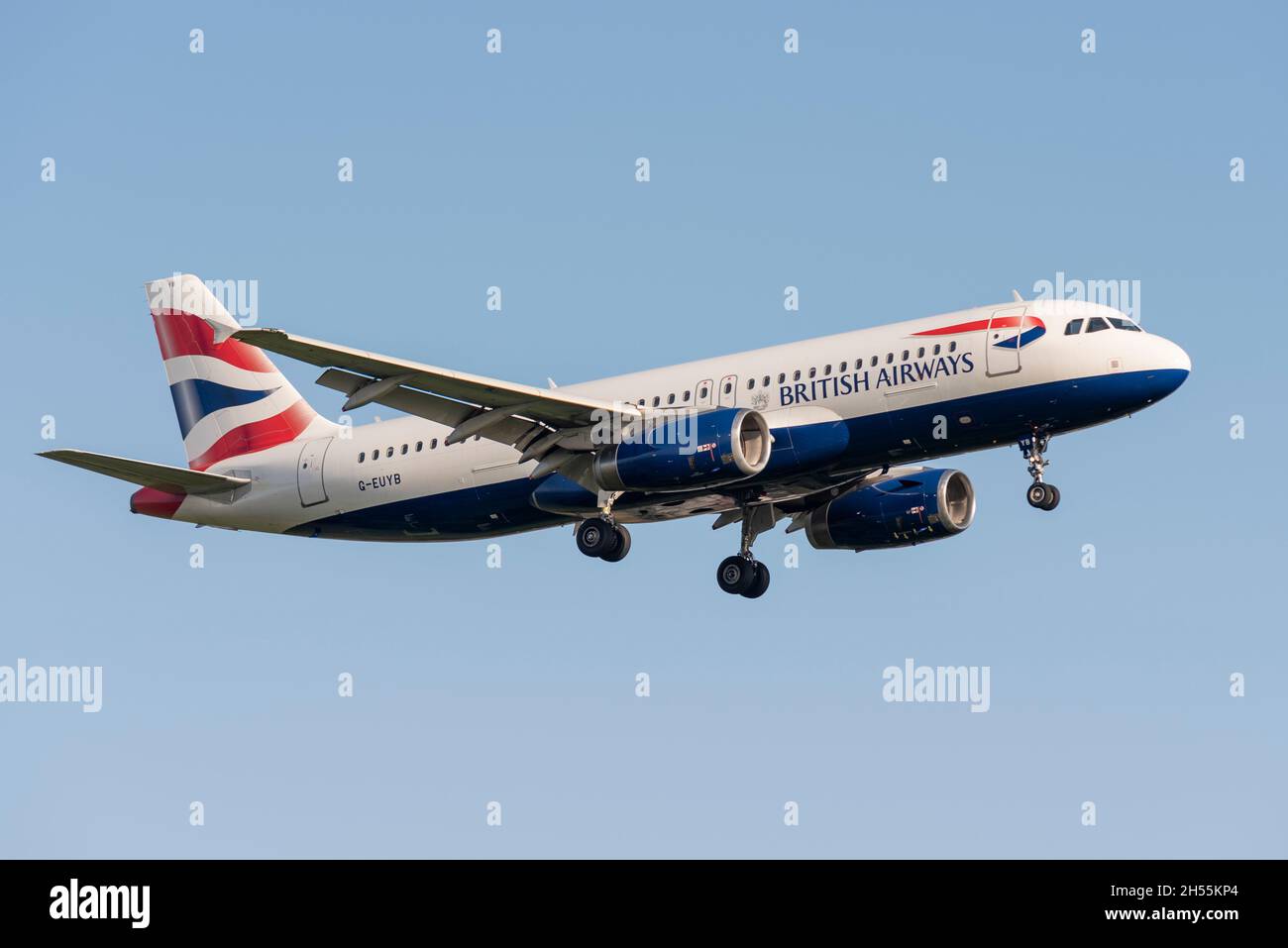 British Airways Airbus A320 aereo aereo aereo aereo aereo jet G-EUYB sull'approccio per atterrare all'aeroporto Heathrow di Londra, Regno Unito. Piccolo aereo a corto raggio Foto Stock