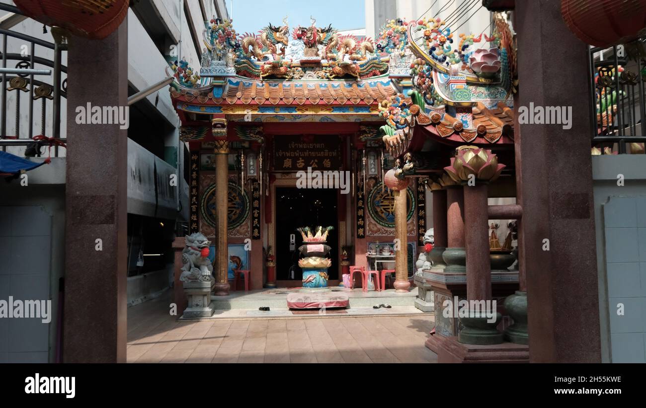 Santuario cinese sulla strada Thanon Kraisi Khaosan aka Khao San Road attrazione turistica Bangkok Thailandia Foto Stock