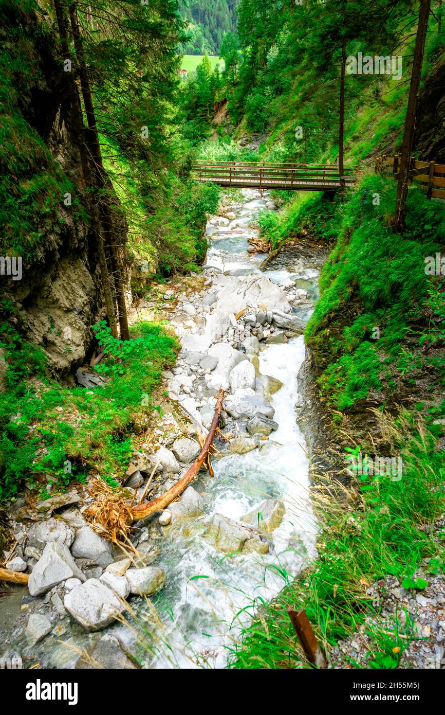 Escursioni alle Cascate Schwarzbach Ahrntal Alto Adige Italia Foto Stock