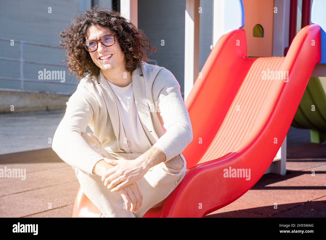 giovane ragazzo generazione millennial sorridendo guardando via Foto Stock