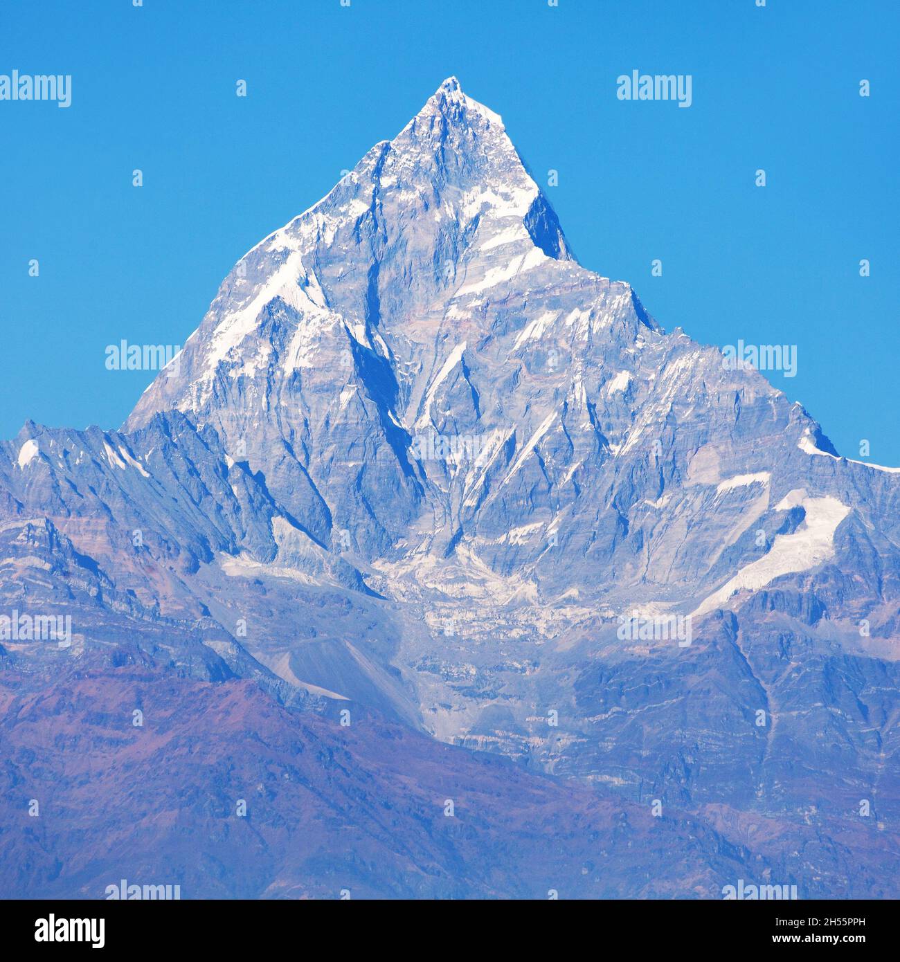 Vista di colore blu del monte Machhapuchhre, zona di Annapurna, Nepal himalaya montagne Foto Stock