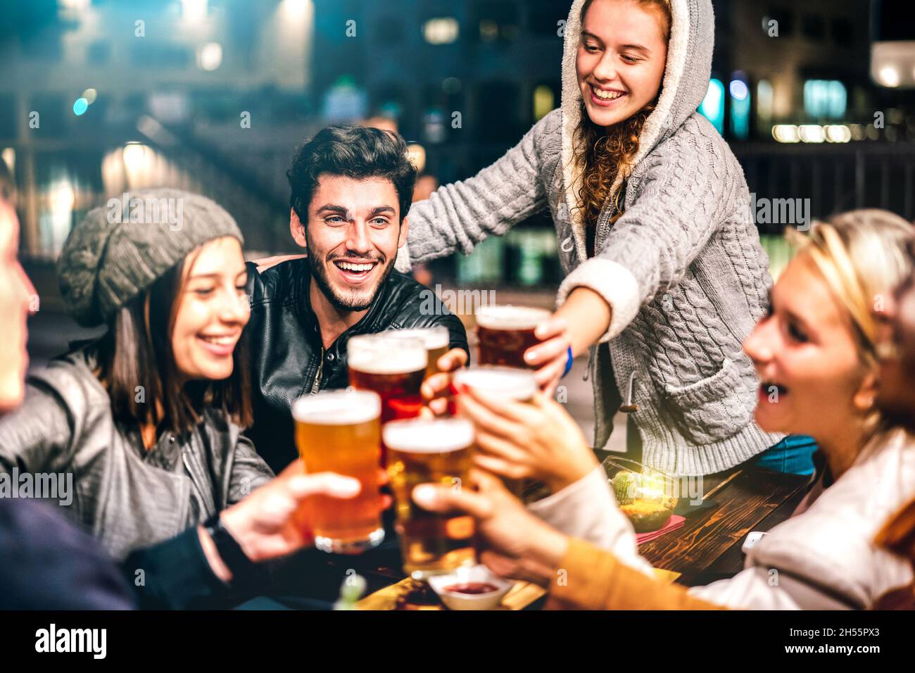 Happy People bere birra al bar birreria fuori porta - multiculturale stile  di vita concetto con amici genuini godere del tempo insieme Foto stock -  Alamy