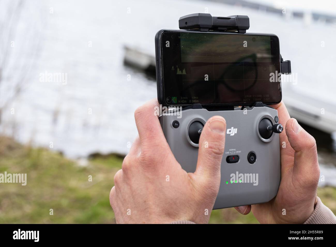 Telecomando del DJI drone mini 2 in uso Foto Stock