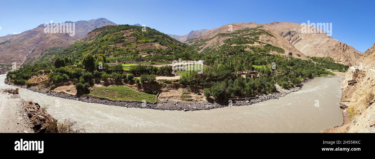 Fiume Panj e monti Pamir. Panj è la parte superiore del fiume Amu Darya, vista panoramica, Tagikistan e confine con l'Afghanistan, regione di Gorno-badakhshan Foto Stock