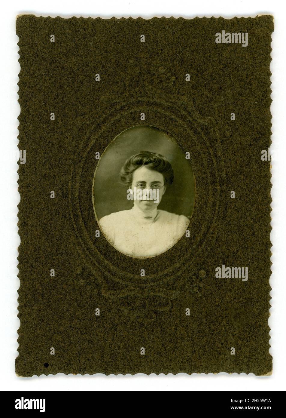 Fotografia in miniatura dell'epoca edoardiana di una donna che indossa occhiali, una blusa in pizzo a collo alto, una spilla al collo, montatura marrone con dettagli in rilievo, nel Regno Unito circa 1900 o 1901 Foto Stock