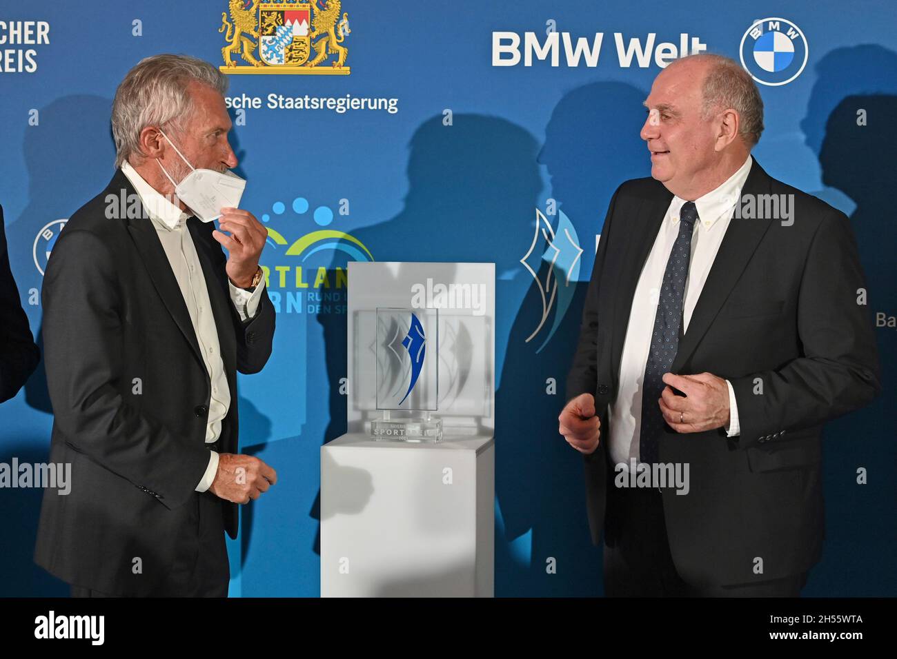 Monaco di Baviera, Germania. 6 novembre 2021. Da sinistra: Paul BREITNER, Uli HOENESS (Honess, presidente onorario FC Bayern Monaco). Premio Sportivo bavarese 2021 in BMW Welt, Red Carpet, Red Carpet il 6 novembre 2021. Credit: dpa/Alamy Live News Foto Stock