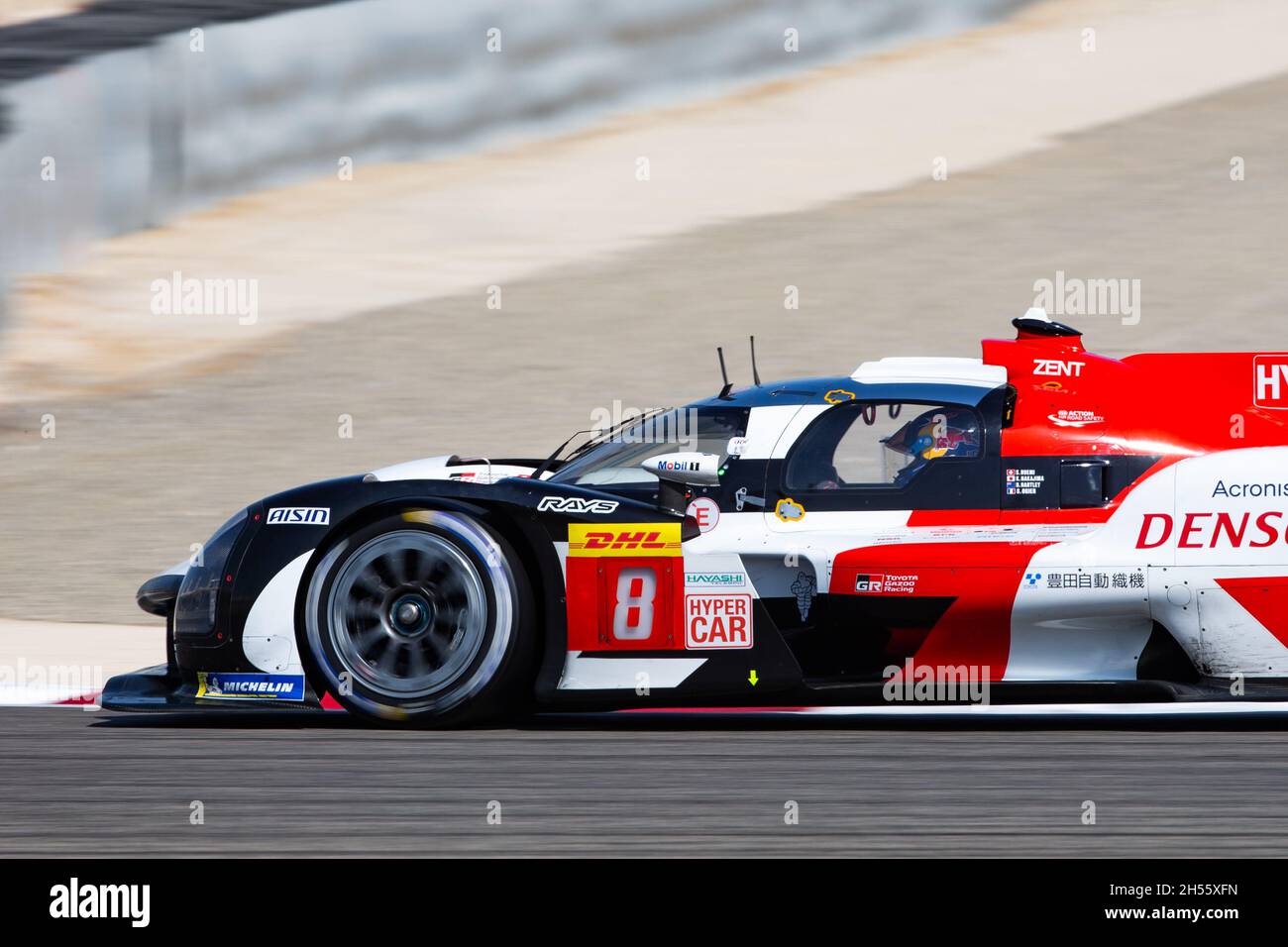 Ogier Sebastien (fra), Toyota Gazoo Racing, Toyota GR010 - Hybrid, in azione durante il Campionato Mondiale di Endurance FIA 2021, FIA WEC, sul circuito Internazionale del Bahrain, il 7 novembre 2021 a Sakhir, Bahrain - Foto: Joao Filipe/DPPI/LiveMedia Foto Stock