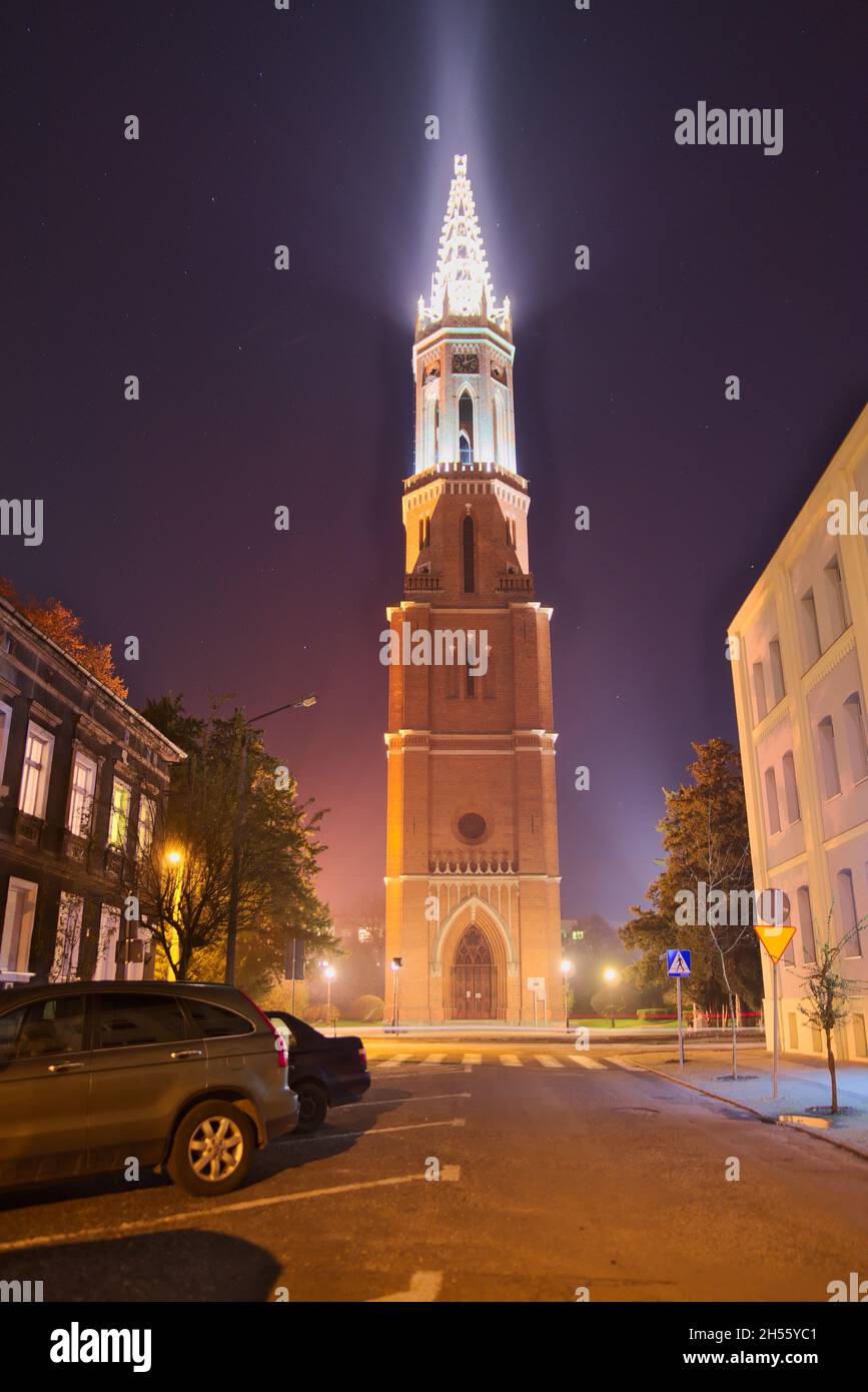 Torre di osservazione nella città di Zagan in Polonia. È un residuo della chiesa protestante. È notte, le pareti della torre sono illuminate da elettricità. Foto Stock