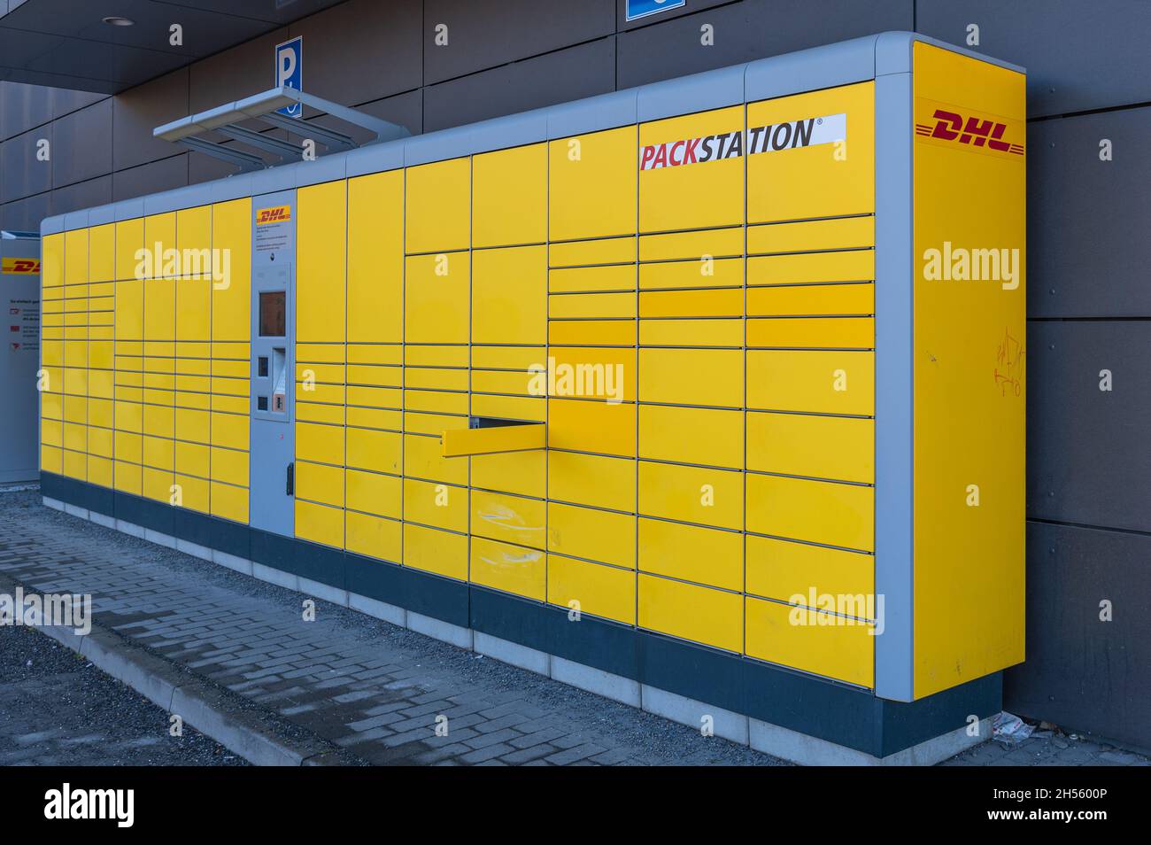 DHL Packstation dove i clienti possono ritirare il loro ordine e anche inviare i pacchi Foto Stock