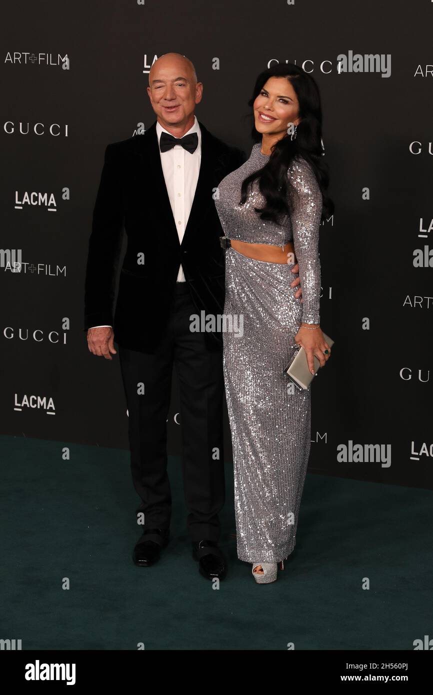 Jeff Bezos e Lauren Sánchez arrivano al LACMA Art + Film Gala 2021 che si tiene a LACMA di Los Angeles, CA sabato 6 novembre 2021. (Foto di Conor Duffy/Sipa USA) Foto Stock