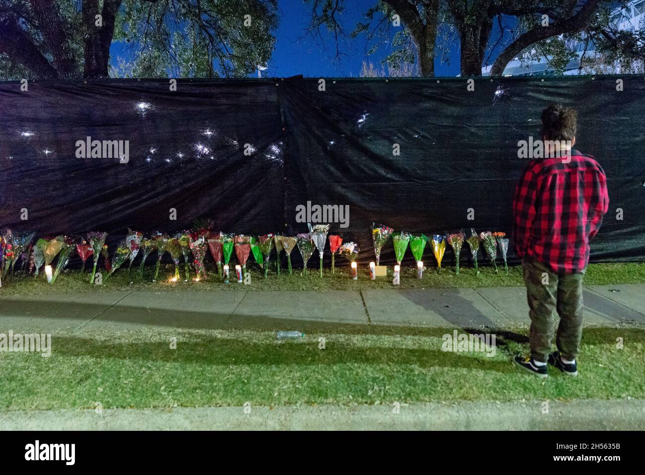 Il 6 novembre 2021 viene allestito un monumento commemorativo all'esterno dell'Astroworld Festival Grounds presso l'NRG Park di Houston, Texas. L'attesissimo festival musicale si è concluso con la tragica morte di otto giovani venerdì sera. (Foto di Jennifer Lake/Sipa USA) Foto Stock
