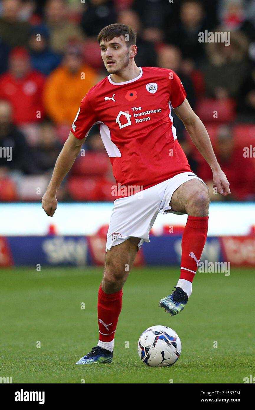 Barnsley's Liam Kitching durante la partita Sky Bet Championship a Oakwell, Barnsley. Data foto: Sabato 6 novembre 2021. Foto Stock
