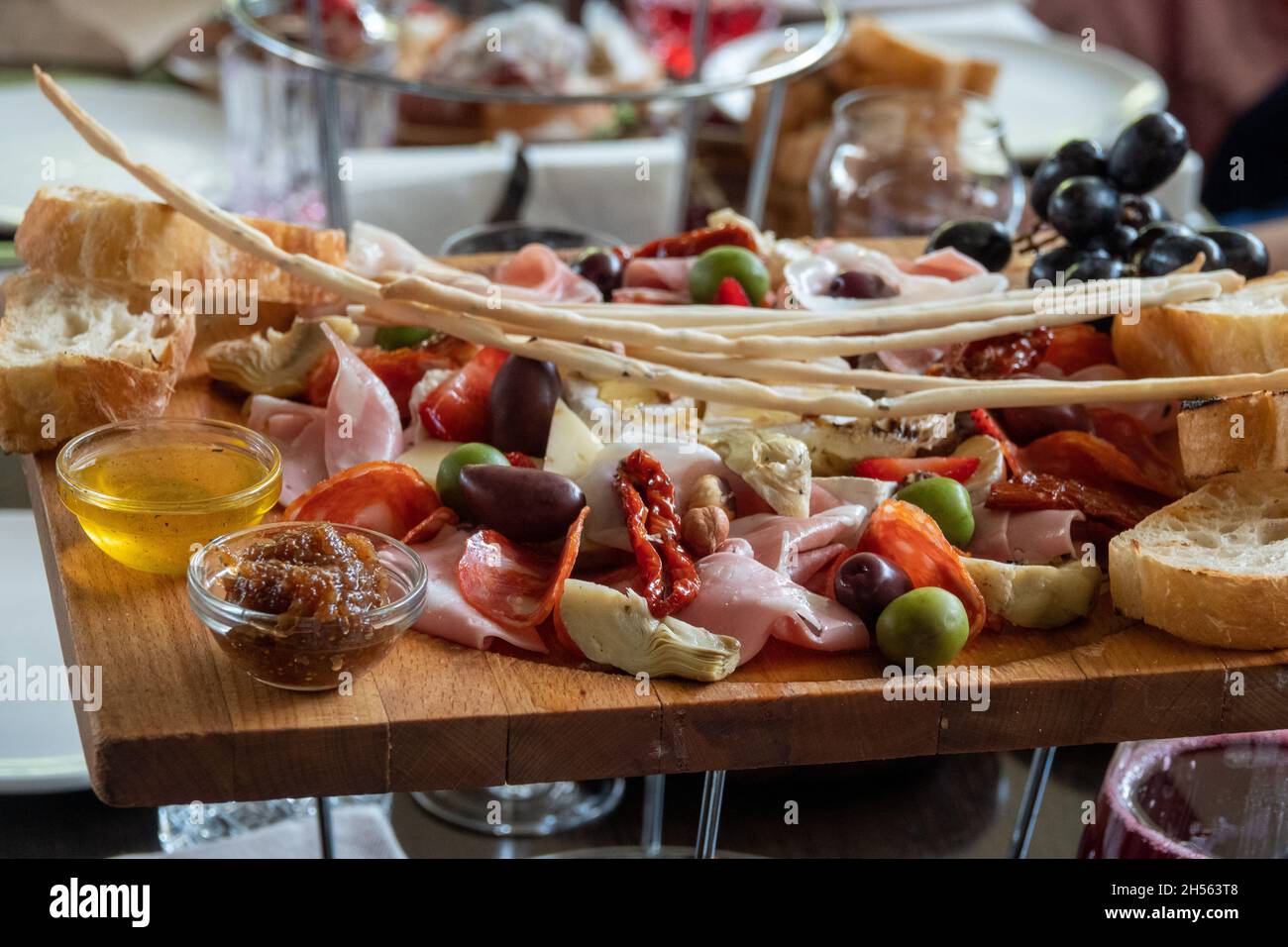 Formaggi assortiti in varie forme e dimensioni Foto Stock