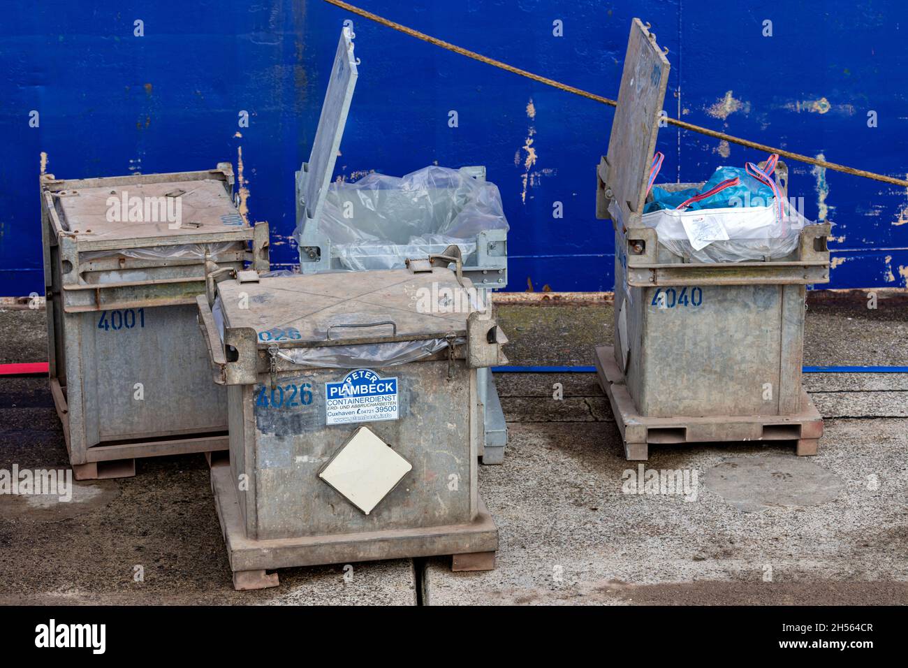 Gruppo di contenitori per rifiuti Plambeck presso il molo per lo smaltimento dei rifiuti delle navi Foto Stock