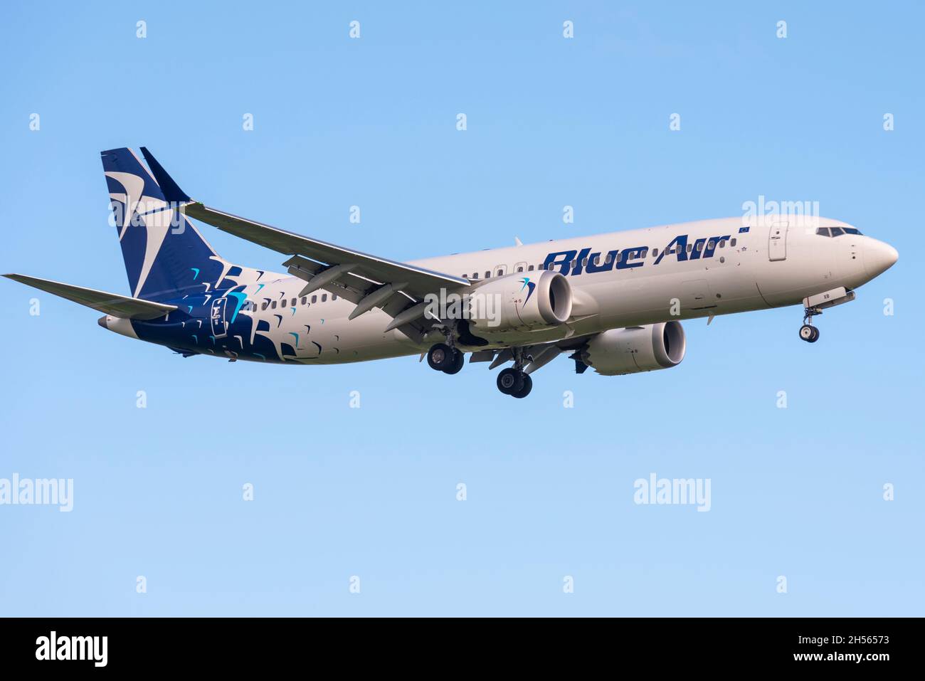 Blue Air Boeing 737 8 Max aereo aereo aereo di linea YR-MXB sull'avvicinamento alla terra all'aeroporto di Londra Heathrow, Regno Unito. Nuovo Boeing 737 MAX Foto Stock