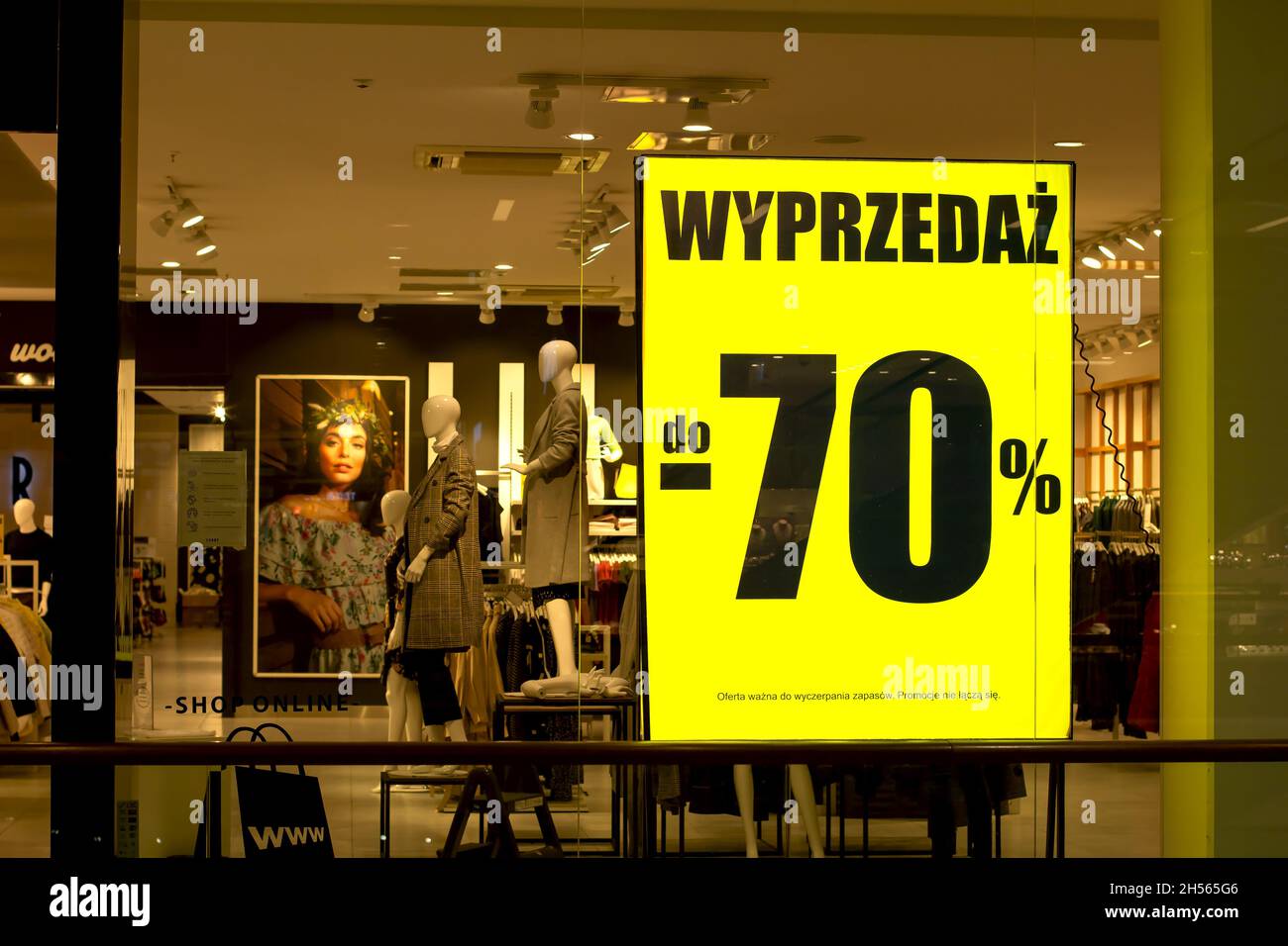 POLONIA, BYDGOSZCZ - 18 settembre 2020: Sconti stagionali di vendita di vestiti, vendita-out. Annuncio di affari di moda. Pubblicità di abbigliamento a buon mercato. Vetrina in sh Foto Stock