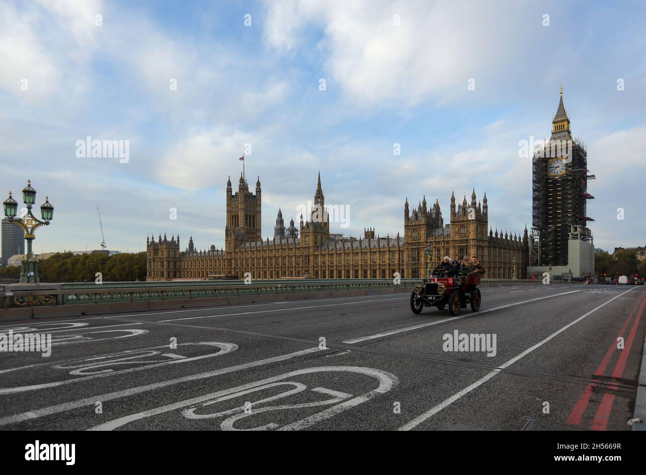 Londra, Regno Unito. 6 novembre 2021. RM Sothebys da Londra a Brighton Car Rally, 125th Anniversary: 1903 Gladiator (163) Crossing Westminster Bridge Credit: Action Plus Sports/Alamy Live News Foto Stock