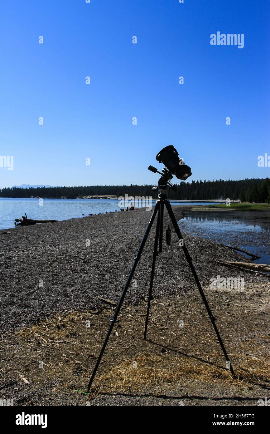 Fotocamera digitale su treppiede all'aperto sulla riva di fronte al cielo | fotocamera digitale impostata verso il cielo, fotografia eclissi solare Foto Stock