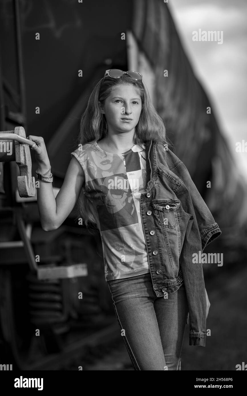 Ragazza bionda e giovane sul treno Foto Stock