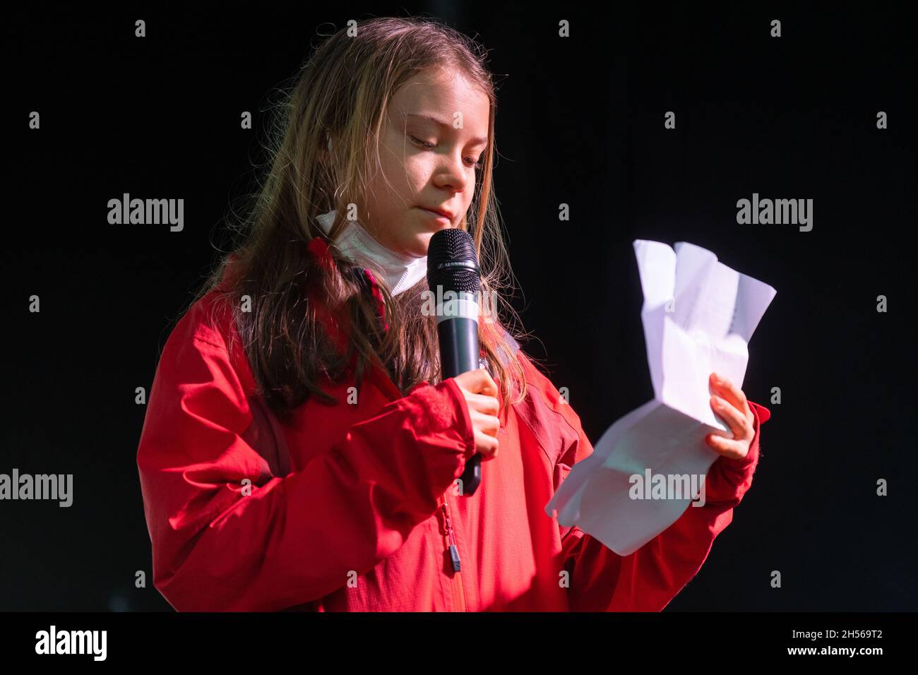 Greta Thunberg - Discorso a George Square il 5 novembre 2021 dopo aver marciò con il venerdì per il futuro durante la COP26, Glasgow, Scozia, Regno Unito Foto Stock