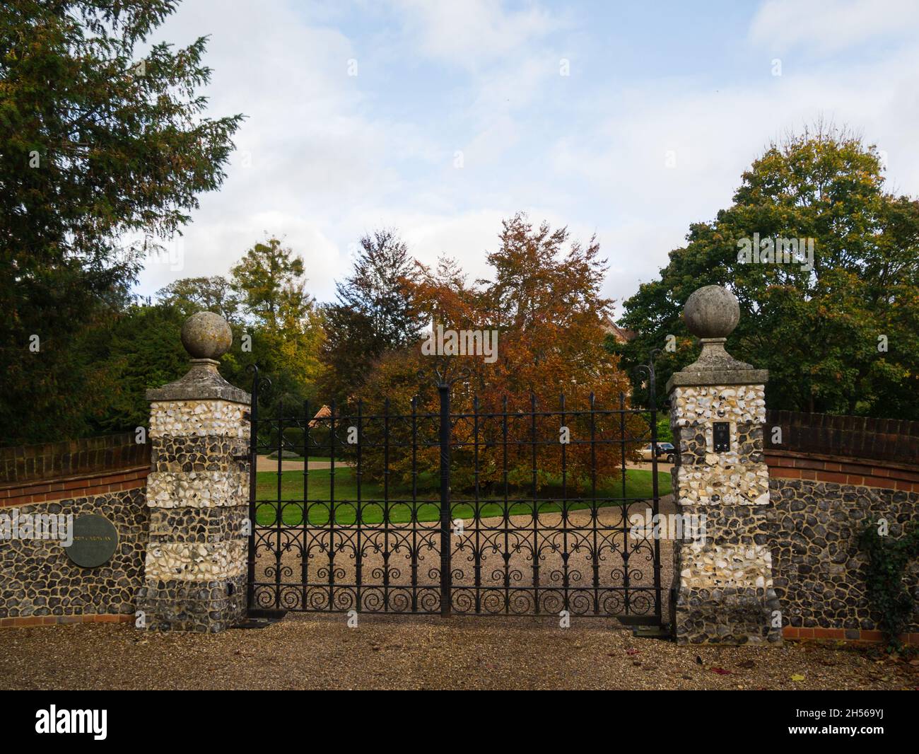 Porte d'ingresso in metallo per Elizabethan Manor House ex casa di Lord Cardigan Hambleden Buckinghamshire Inghilterra Regno Unito Foto Stock
