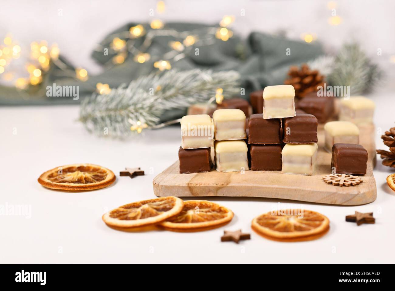 Dolci tradizionali tedeschi chiamati 'Dominosteina'. Caramelle di Natale composte da pan di zenzero, gelatina e strati di marzapane ricoperti di glassa al cioccolato Foto Stock