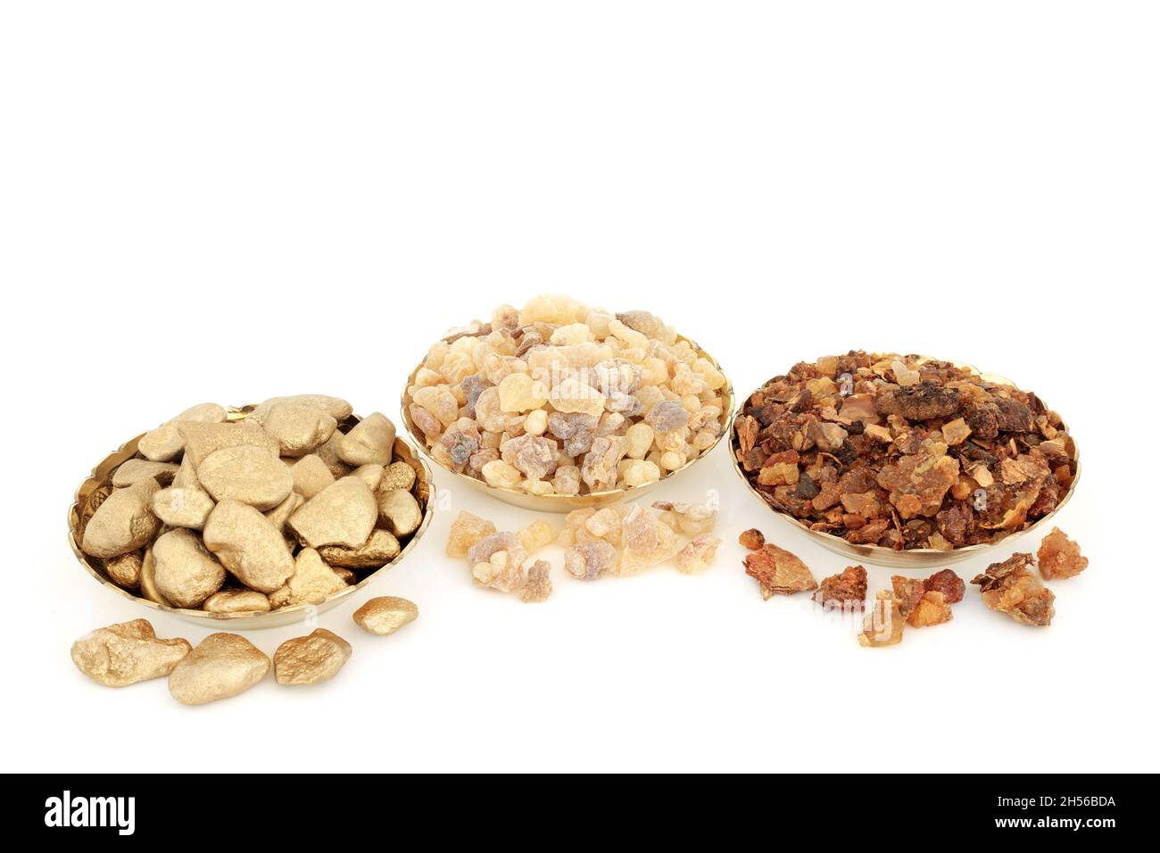 L'incenso d'oro e i doni mirrorosi nella religione cristiana donati a Gesù Cristo alla sua nascita dai tre saggi. Su sfondo bianco. Foto Stock