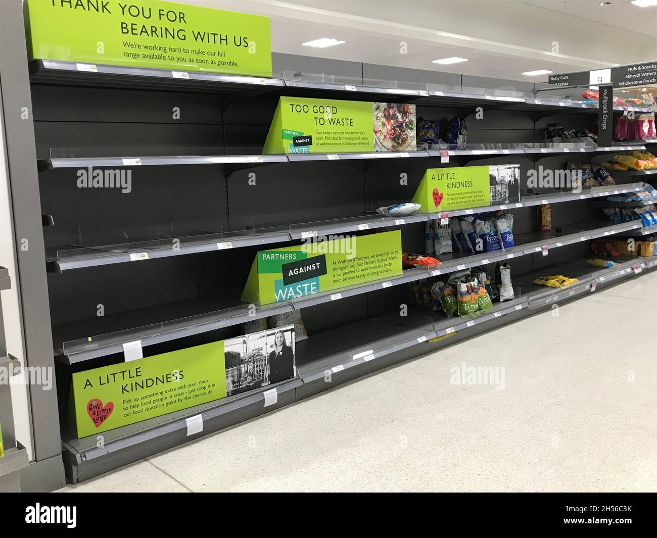 Non esclusiva: ***NESSUNA MAIL ONLINE A MENO CHE NON SIA D'ACCORDO***ripiani vuoti in Waitrose Supermarket a leggere come le carenze continuano in tutto il Regno Unito Foto Stock
