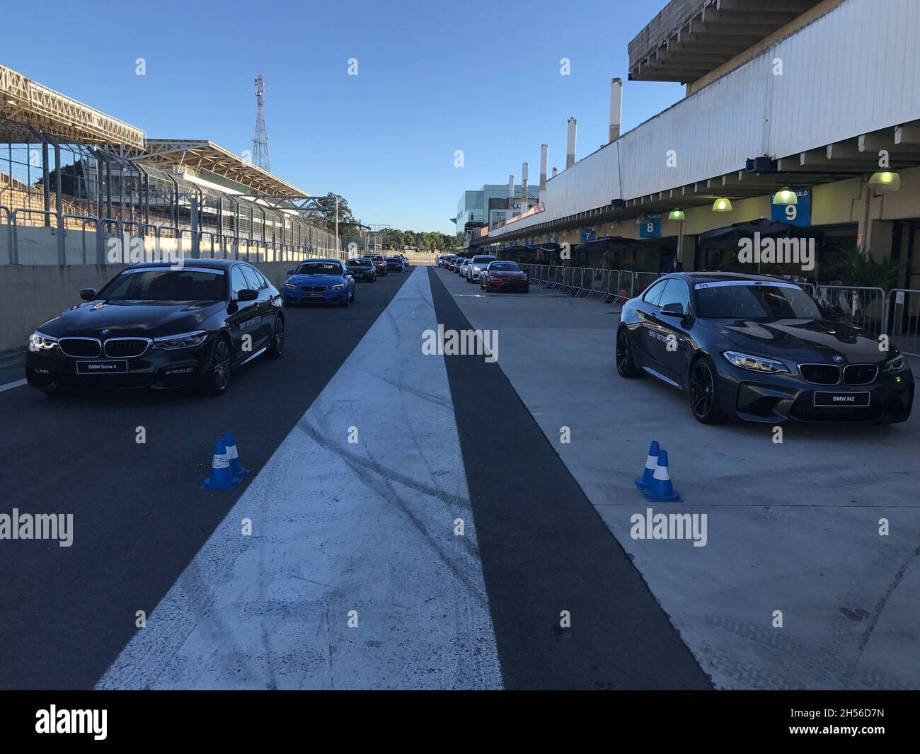 BMW M Power Tour: Vetture schierate in pista davanti ai box dell'Autodromo José Carlos Pace o Autodromo de Interlagos. São Paulo - São Paulo. Foto Stock
