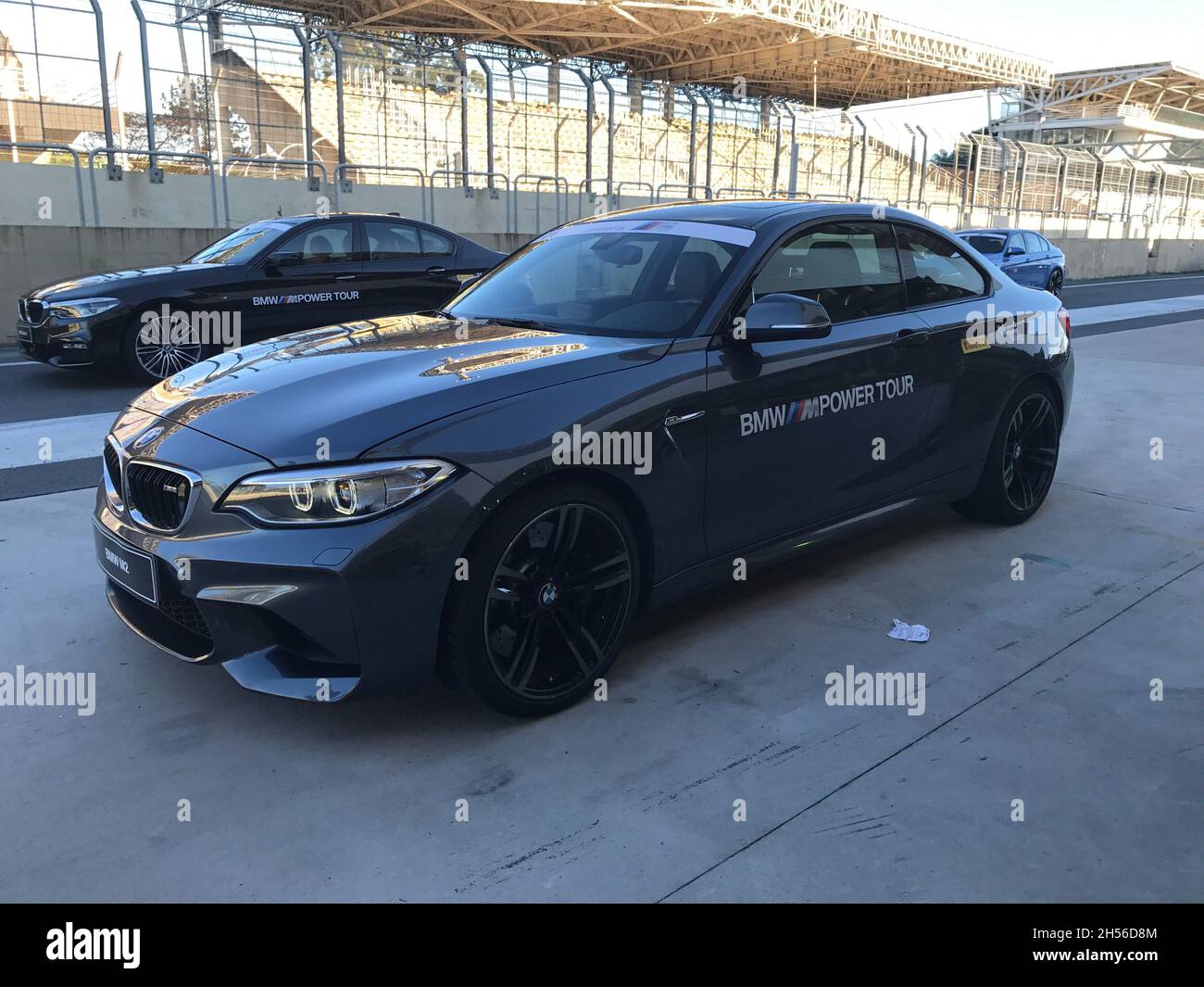 BMW M Power Tour: BMW M2, grigio metallizzato, in pista davanti ai box, all'Autodromo José Carlos Pace o all'Autodromo di Interlagos. Foto Stock