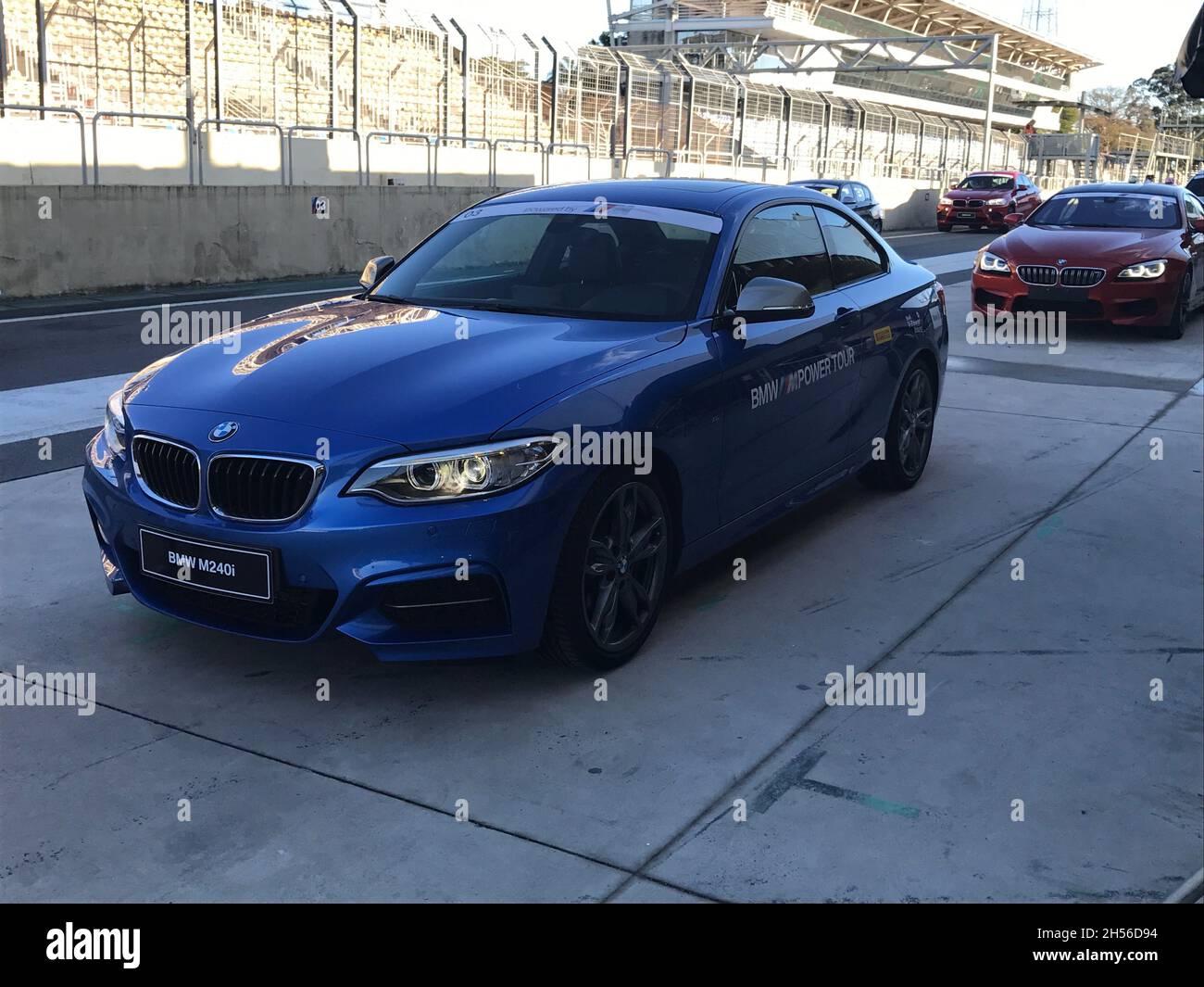 BMW M Power Tour: BMW M2, blu metallizzato, in pista davanti ai box, all'Autodromo José Carlos Pace o all'Autodromo di Interlagos. Foto Stock