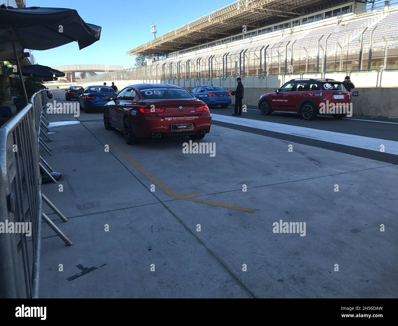 BMW M Power Tour: Vetture schierate in pista davanti ai box dell'Autodromo José Carlos Pace o Autodromo de Interlagos. São Paulo - São Paulo. Foto Stock