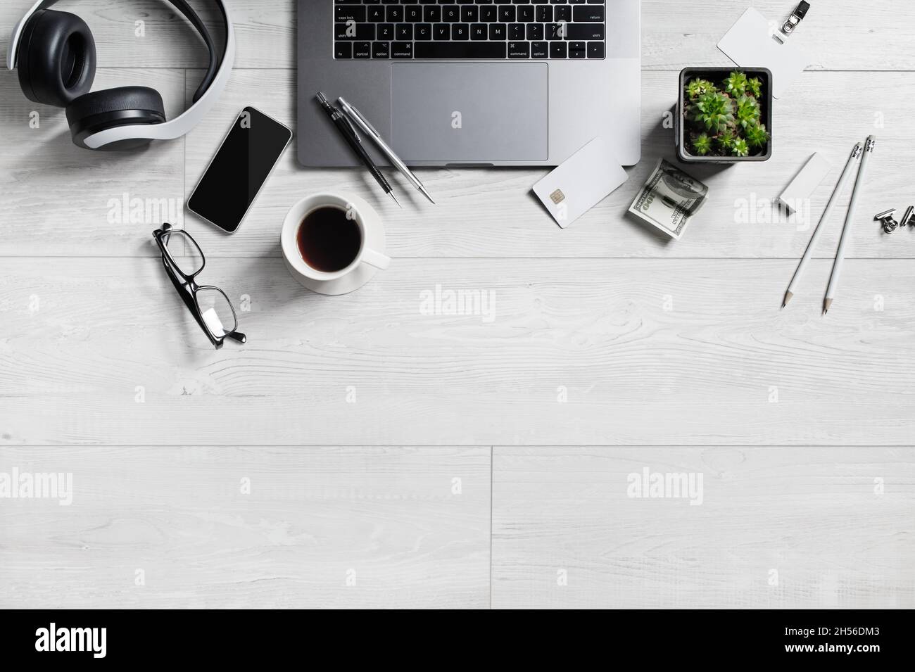 Spazio di lavoro con accessori per ufficio e gadget. Spazio di copia per il testo. Disposizione piatta. Foto Stock