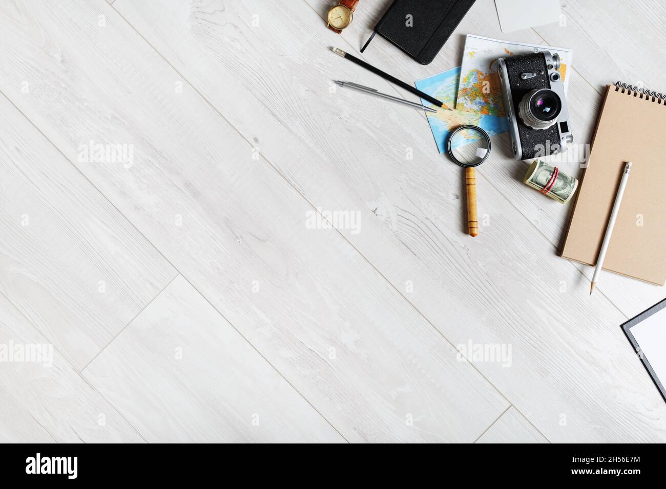 Sfondo del concetto di viaggio con uno spazio per la copia. Strumenti per le vacanze di viaggio. Disposizione piatta. Foto Stock