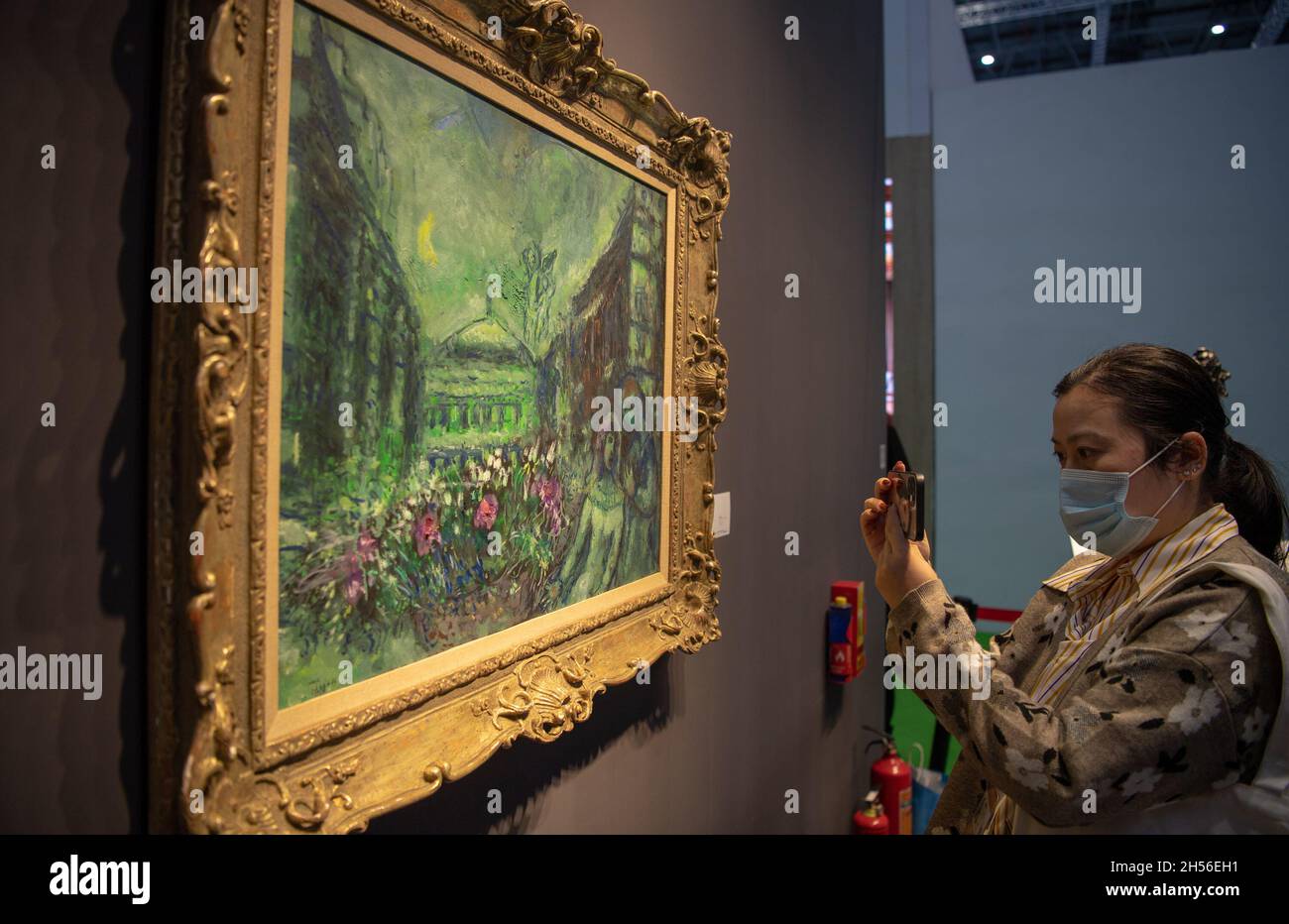 (211107) -- SHANGHAI, 7 novembre 2021 (Xinhua) -- Un visitatore scatta una foto di un'opera d'arte allo stand di Sotheby's durante la 4a China International Import Expo (CIIE) nella Cina orientale di Shanghai, 7 novembre 2021. La China International Import Expo (CIIE) ha per la prima volta istituito una sezione dedicata alle reliquie culturali e all'arte. Le grandi case d'asta hanno fatto i loro debutti alla quarta iterazione dell'esposizione nella speranza di attrarre i collettori cinesi. La sezione speciale ha un'area espositiva di oltre 1,200 metri quadrati e ospita 178 mostre per un valore complessivo stimato di 2.35 miliardi di yuan (circa 367 m. Foto Stock