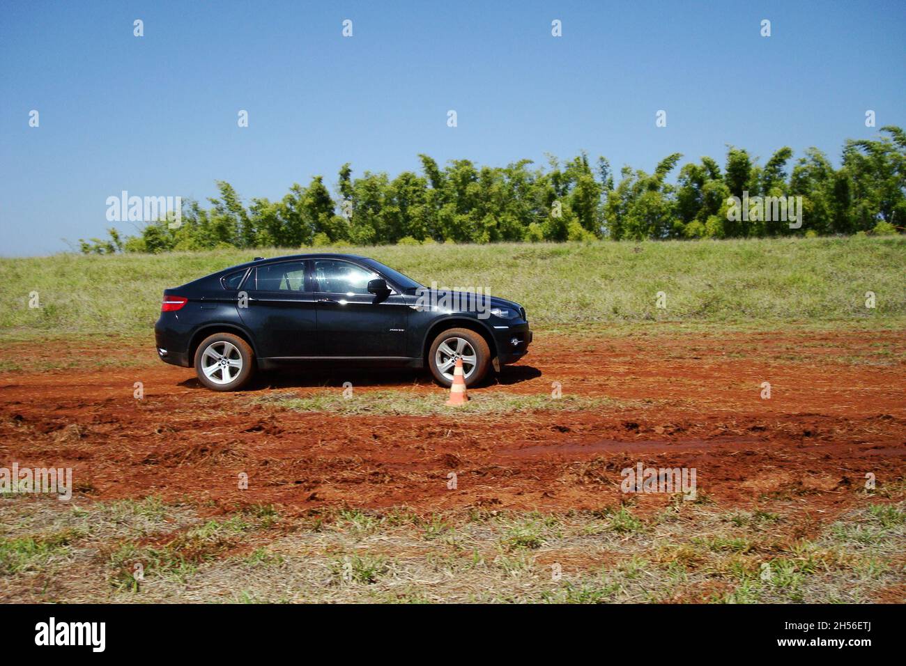 La nuova BMW X6 (E71): Testando la nuova BMW X6 nel fango, vista laterale, colore nero, 1a generazione, prodotta dal 2008 al 2014.São Paulo - Brasile . Foto Stock