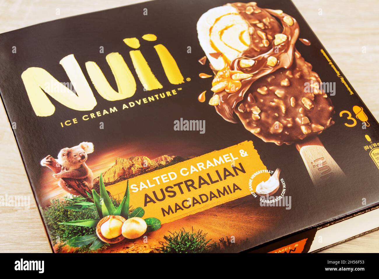 Amburgo, Germania - 7 novembre 2021: Gelato al caramello salato Nuii alla macadamia australiana Foto Stock