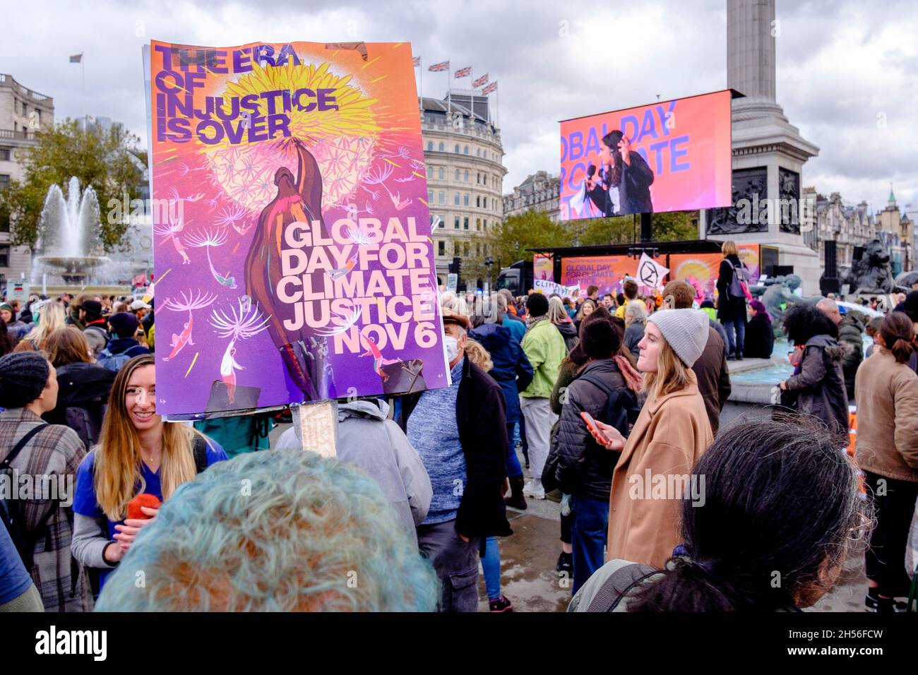 Gli attivisti ambientali si radunano a Trafalgar Square in occasione del Global Day for Climate Justice, Londra, Regno Unito. Foto Stock