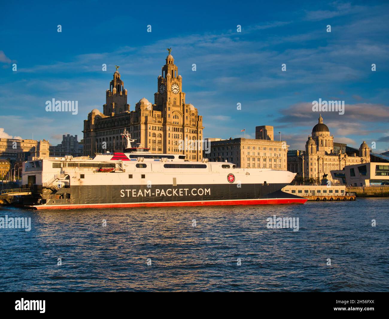 L'Isola di Man traghetto HSC Manannan ormeggiò a Liverpool in una giornata di sole con gli edifici Liver dietro. Il traghetto è stato costruito da Incat a Hobart, Austral Foto Stock