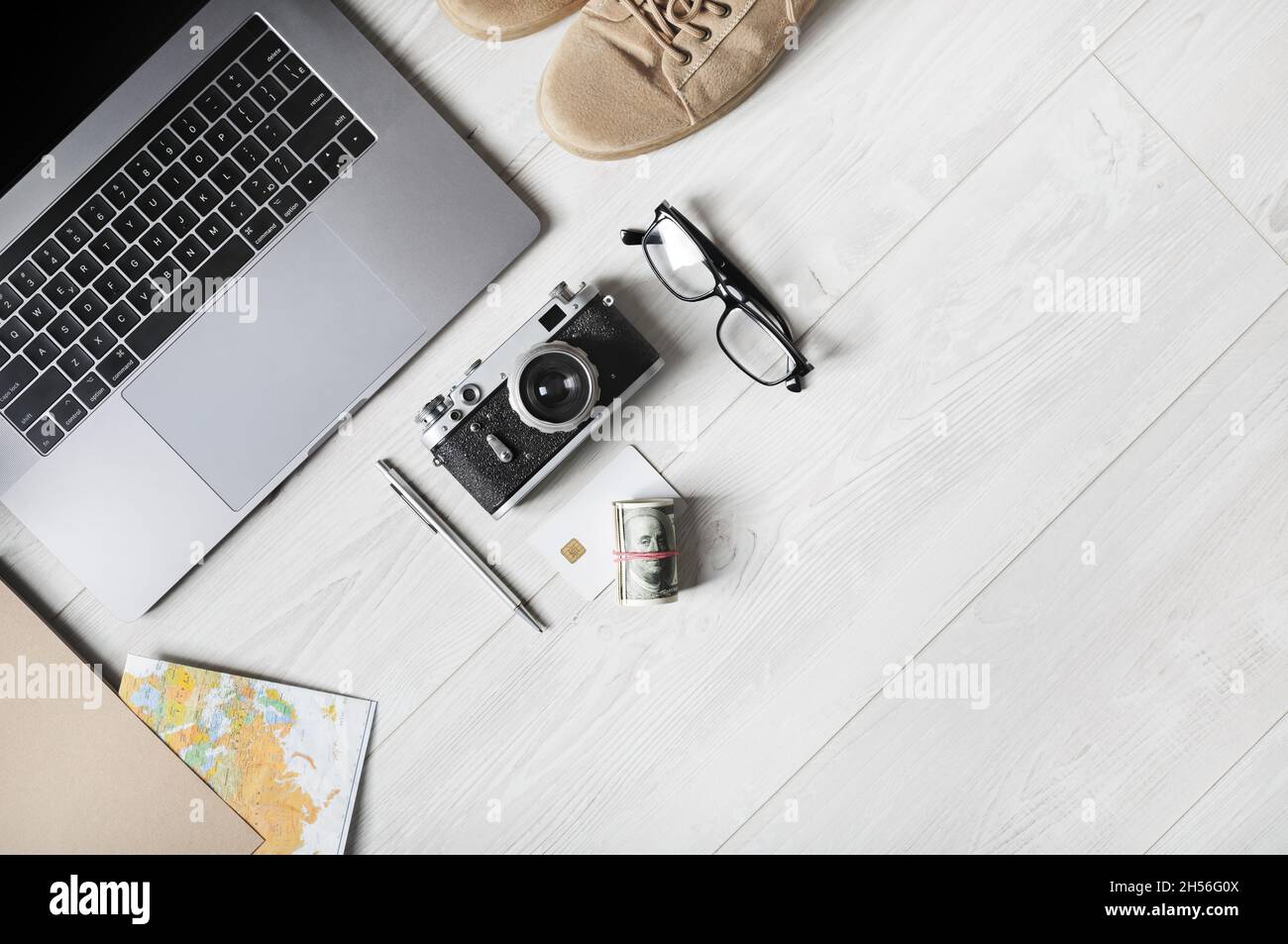 Forniture da viaggio e computer portatile. Pronto per il viaggio. Spazio di copia per il testo. Disposizione piatta. Foto Stock