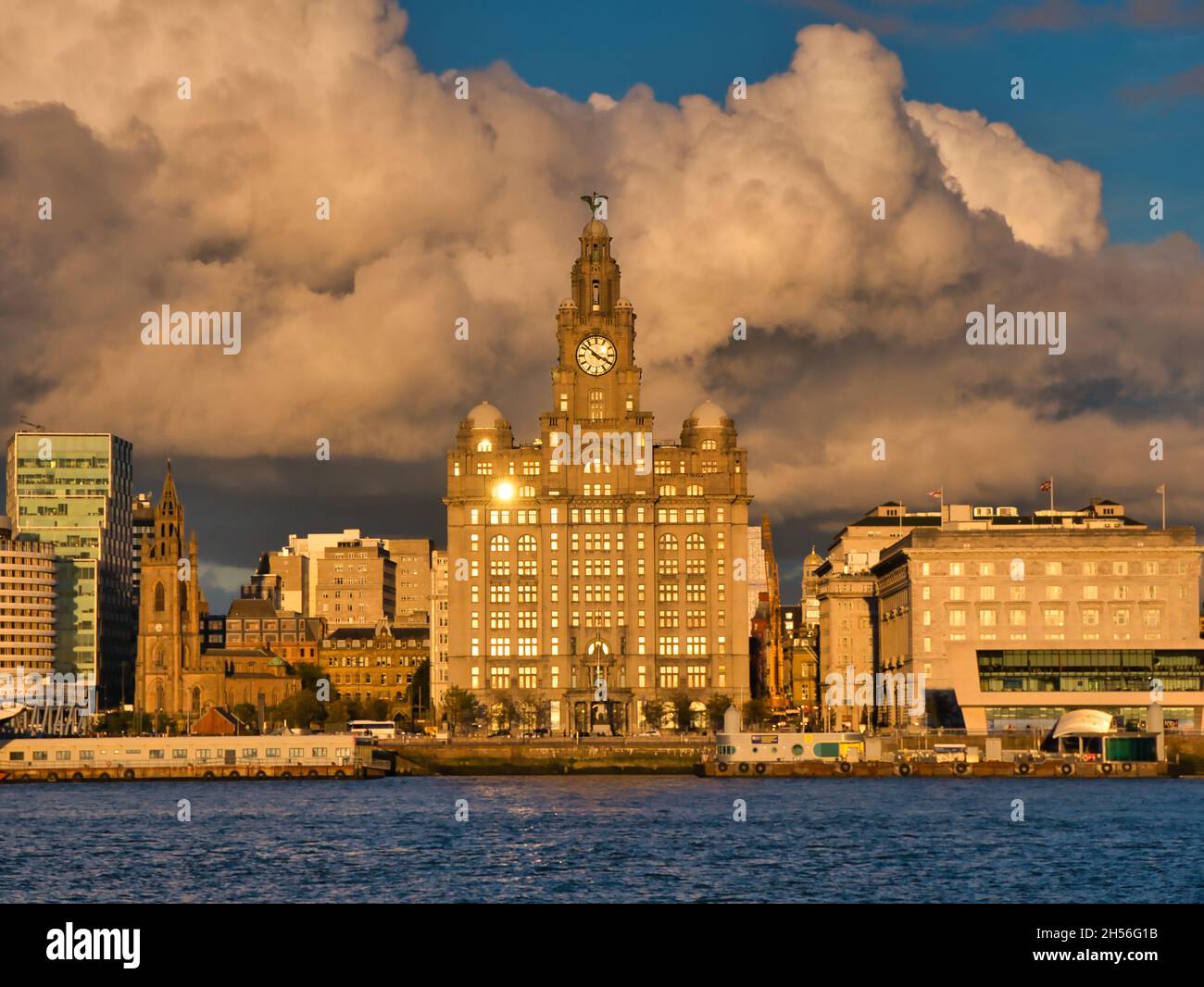 Il Royal Liver Building, uno dei tre Grace sullo storico lungomare di Liverpool sul fiume Mersey - preso con il sole che tramonta Foto Stock