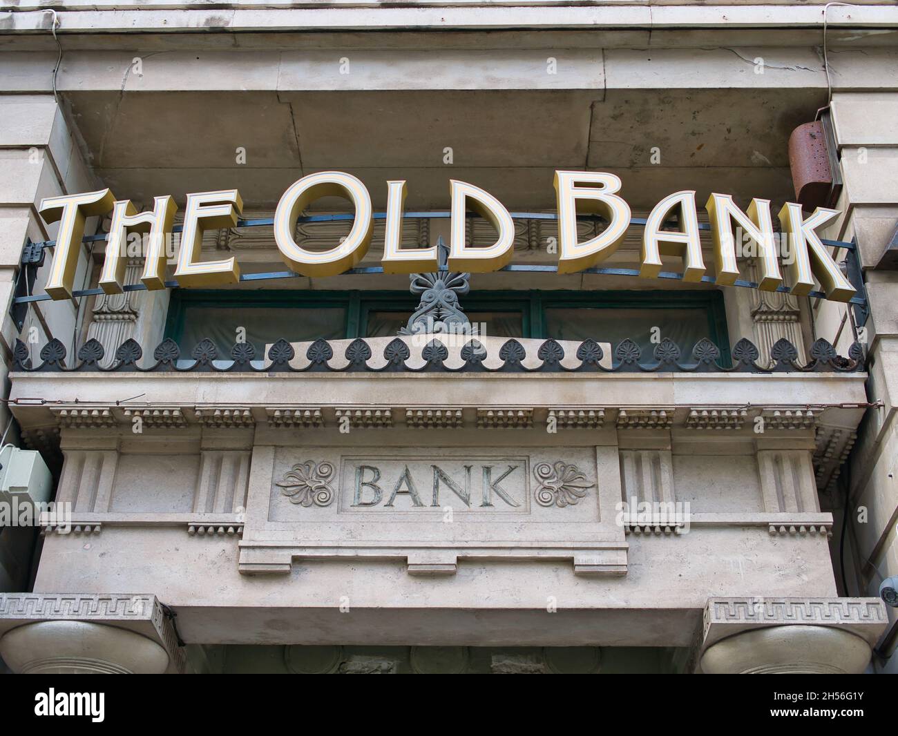 Segnaletica sopra l'entrata del bar e ristorante Old Bank in James Street, Liverpool, Regno Unito. In precedenza era una filiale della National Bank Limited Foto Stock